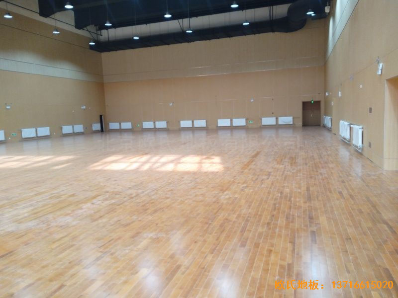 山東青島市李滄區(qū)佛耳崖小學(xué)運(yùn)動(dòng)地板安裝案例