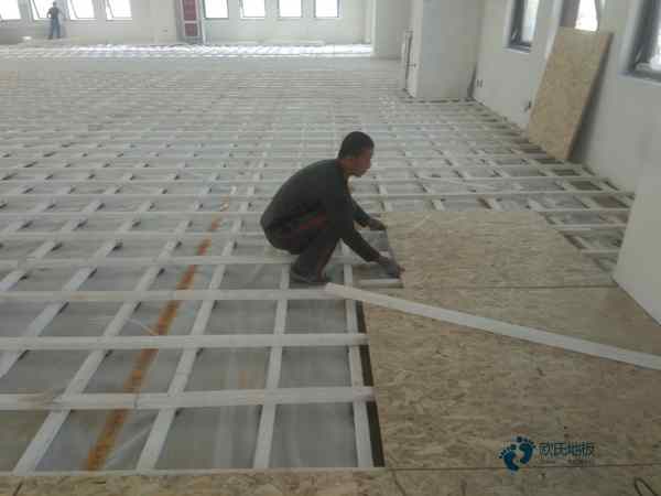 籃球場地木地板施工團(tuán)隊(duì)1