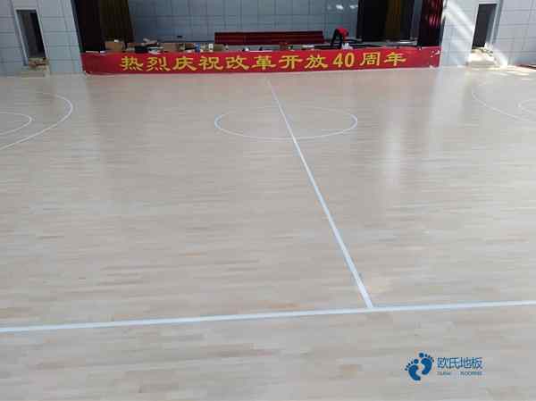 學(xué)校籃球場地地板哪種好些3