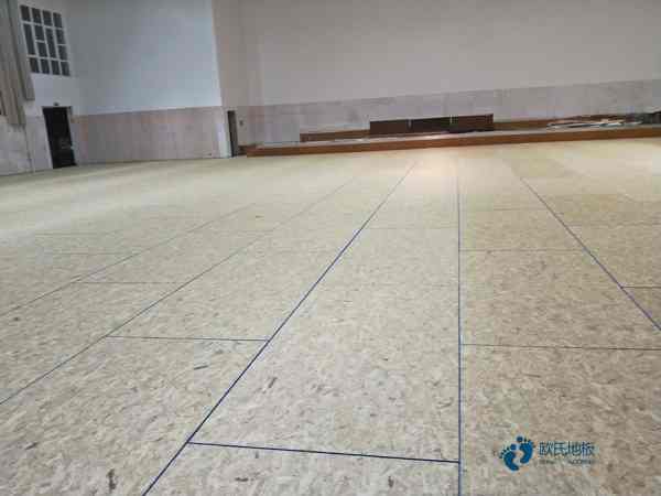 小學(xué)運動場木地板施工隊1