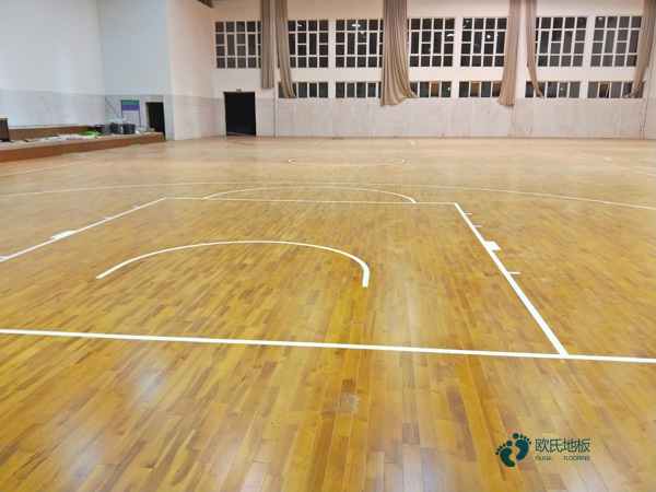 小學(xué)運動場木地板施工隊3