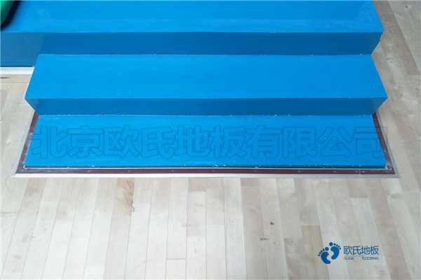 中學(xué)運(yùn)動籃球地板施工團(tuán)隊3